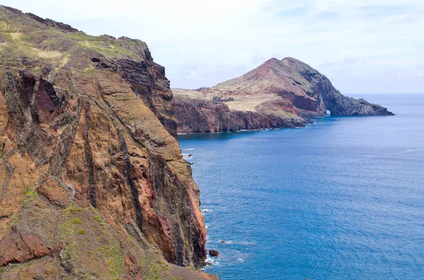 Kliffen van Ponta de Sao Luiz schiereiland - eiland Madeira — Stockfoto