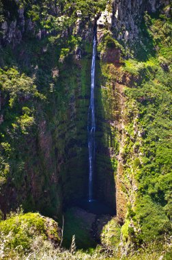 Ponta yakınındaki derin şelale yapmak Pargo, Madeira, Portekiz