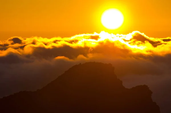 Günbatımı üzerinde Pico Ruivo tepe Madeira Adası, Portekiz — Stok fotoğraf