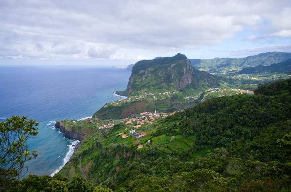 Shore near Porto da Cruz, Madeira island, Portugal — Stock fotografie