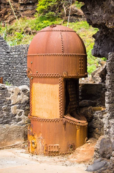 Antiguo búnker de hierro oxidado, Madeira, Portugal — Foto de Stock