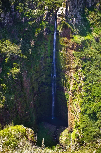Głębokie wodospad w pobliżu Ponta do Pargo, Madera, Portugalia — Zdjęcie stockowe