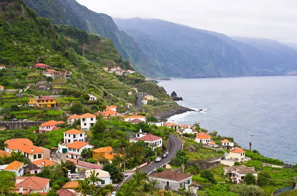 Costa perto de Ponta Delgada, ilha da Madeira, Portugal — Fotografia de Stock
