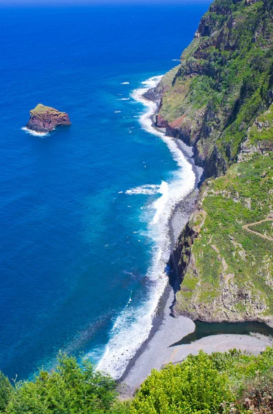 Eiland van de kust van Madeira in de buurt van Sao Jorge, Portugal — Stockfoto