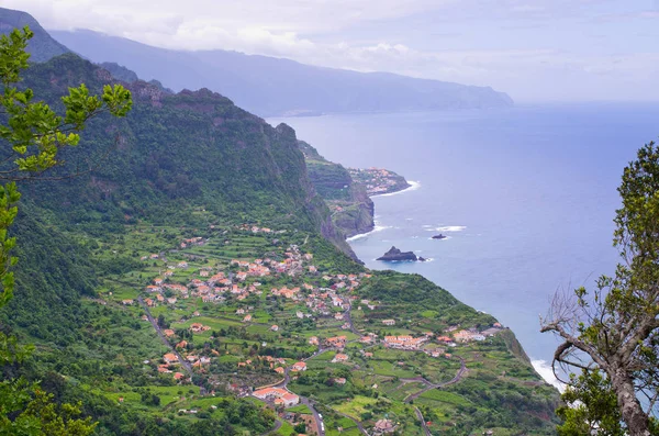 Costa de la isla de Madeira cerca de Sao Jorge, Portugal —  Fotos de Stock