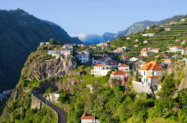 Casas nas colinas perto da Ribeira Brava, Madeira, Portugal — Fotografia de Stock