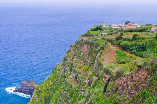 Costa de la isla de Madeira cerca de Sao Jorge, Portugal — Foto de Stock
