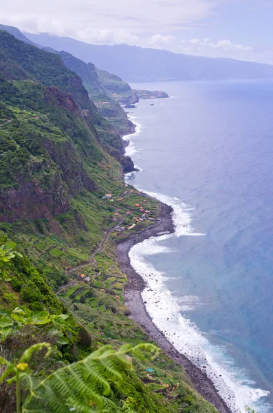 Побережье острова Мадейра недалеко от Сан-Хорхе, Португалия — стоковое фото