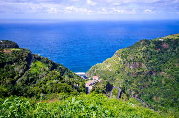 Costa de la isla de Madeira cerca de Sao Jorge, Portugal — Foto de Stock