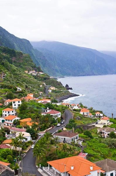 Costa cerca de Ponta Delgada, isla de Madeira, Portugal — Foto de Stock
