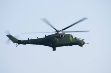Mi24 hind gökyüzü üzerinde