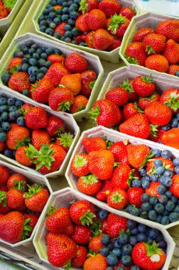 Piyasada bir yaban mersini ve taze çilek