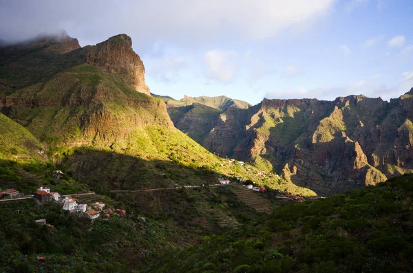 テネリフェ島の有名なマスカ村周辺の山々 — ストック写真