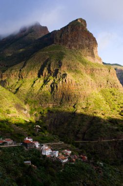 Tenerife 'deki ünlü Masca köyünün etrafındaki dağlar