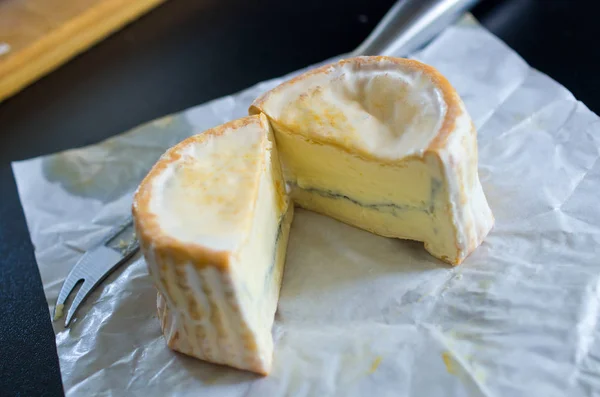 Zelfgemaakte camembert kaas — Stockfoto