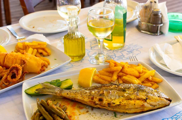 Traditional fish in greek taverna — ストック写真