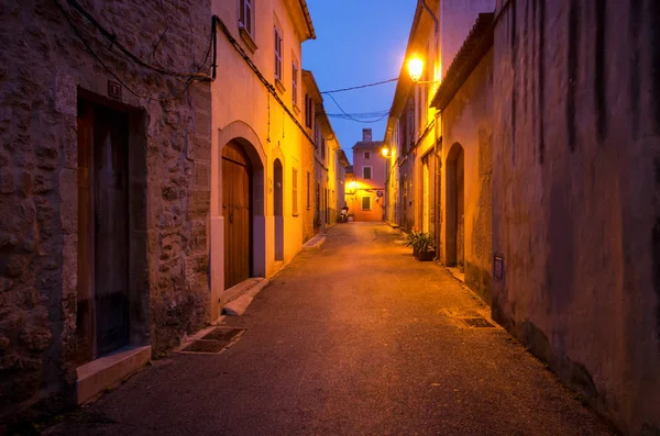 Straten van Acludia tijdens de nacht, Mallorca — Stockfoto