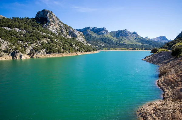 西班牙马略卡山区的湖泊 — 图库照片