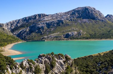 Mallorca dağlarında göl, İspanya