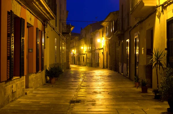 Gece boyunca Acludia sokakları, Mallorca — Stok fotoğraf