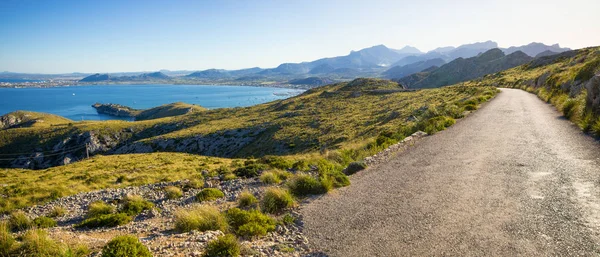 道路,海と山,マヨルカ島,スペイン — ストック写真