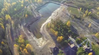 Hava ormandaki bir sonbahar göl manzaralı bir kuş bakışı