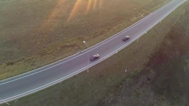 Luchtfoto van de snelweg afslag, drone volgen de auto — Stockvideo