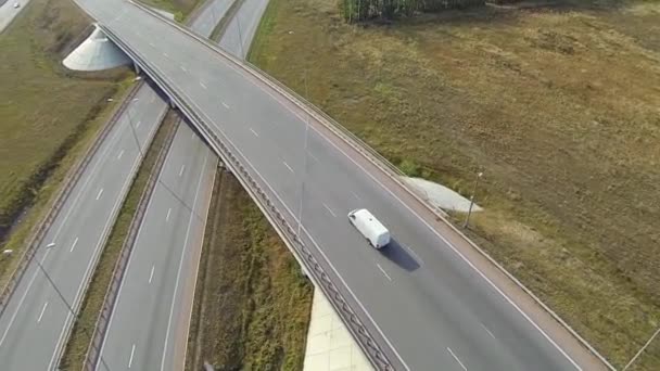 Colpo aereo di raccordo autostradale, drone seguire l'auto — Video Stock