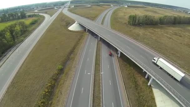 Antenn skott av motorvägen korsningen, drone följa trucken — Stockvideo