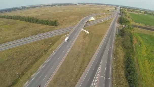 高速道路ジャンクションの空中ショットは、ドローンに従うトラック — ストック動画