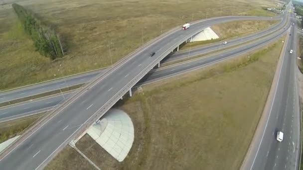 Luchtfoto van de snelweg afslag, drone volgen de truck — Stockvideo