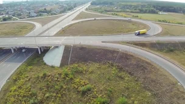 Luchtfoto van de snelweg afslag, drone volgen de truck — Stockvideo