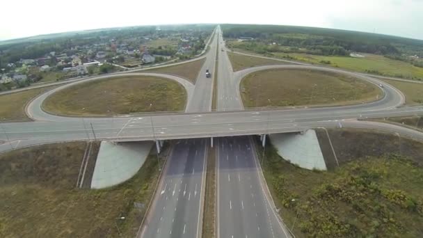 Vue aérienne de la jonction de la route avec les voitures — Video