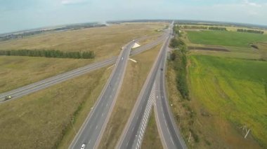 Otoyol kavşağı arabalarla hava atış