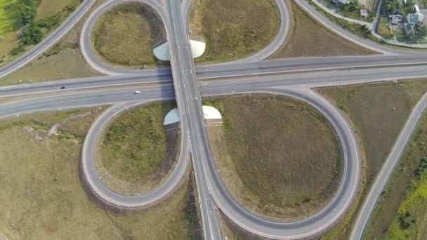 Luchtfoto van de snelweg afslag, drone volgen de truck — Stockvideo