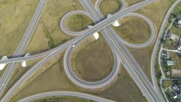 Luchtfoto van de snelweg afslag, drone volgen de truck — Stockvideo