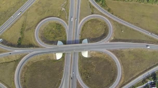高速道路ジャンクションの空中ショットは、ドローンに従うトラック — ストック動画