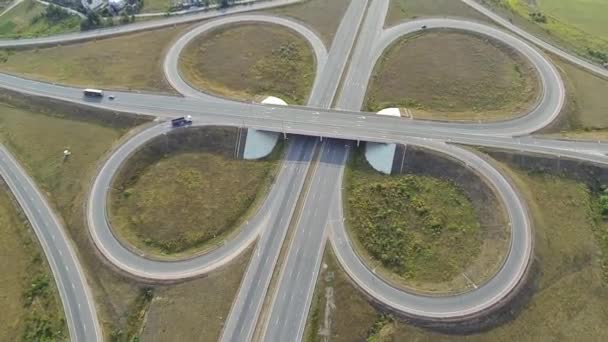 Plano aéreo de cruce de la carretera, dron seguir el camión — Vídeo de stock