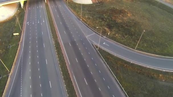 Vue aérienne de la jonction de la route, drone suivre le camion 