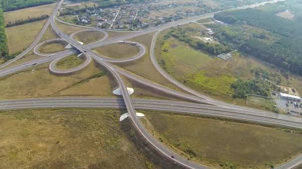 Otoyol kavşağı hava atış, Dronu takip kamyon — Stok video