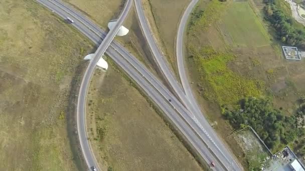Letecký snímek dálniční křižovatky, hukot řídit náklaďák — Stock video
