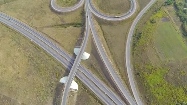 Plano aéreo de cruce de la carretera, dron seguir el camión — Vídeo de stock