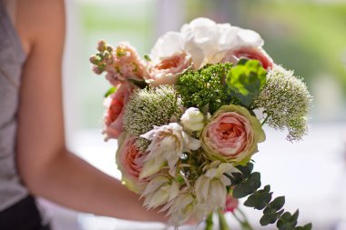 Güzel buket çiçek kız elinde