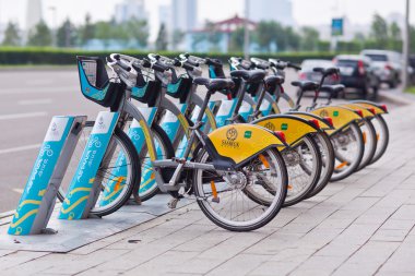 Astana, Kazaknstan - 28 Temmuz 2016: Kentsel Bisiklet Kiralama.