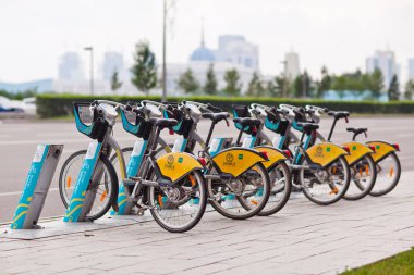 Astana, Kazaknstan - 28 Temmuz 2016: Kentsel Bisiklet Kiralama.