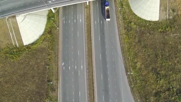 Antenn skott av motorvägen korsningen med bilar — Stockvideo
