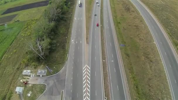 Luchtfoto van de kruising van de snelweg met auto 's — Stockvideo
