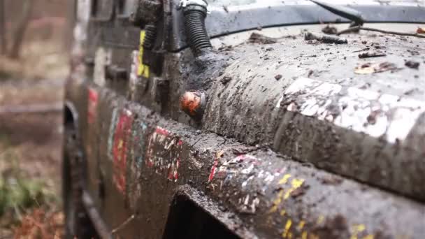 Nahaufnahme von schmutzigem Schlamm auf dem grünen Geländewagen — Stockvideo