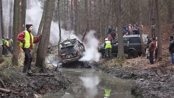 Kiev, Ukraina - November 28, 2015: Suv Mitsubishi Pajero fastnade i leran i skogen — Stockvideo