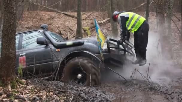 SUV fastnade i leran i skogen, off-road — Stockvideo